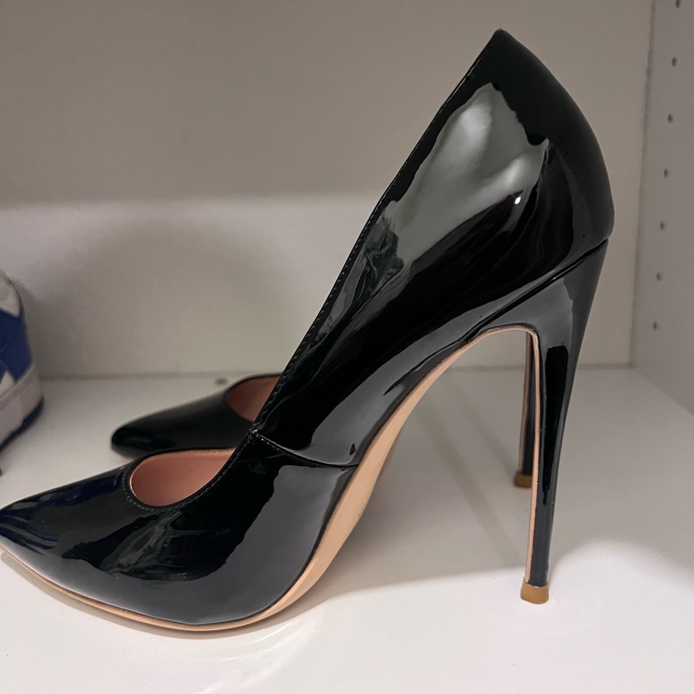 Black high heel pumps